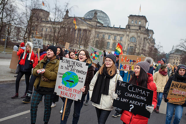 In Berlin demonstrieren derweil Tausende von Schülern für Klimaschutz.