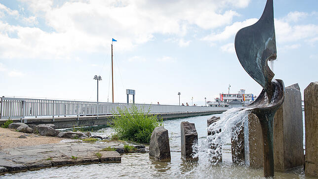 Der Wasserstand ist hoch, hat jedoch keine bedrohliche Höhe erreicht. Unter dem Landesteg ist noch ausreichend Luft vorhanden.