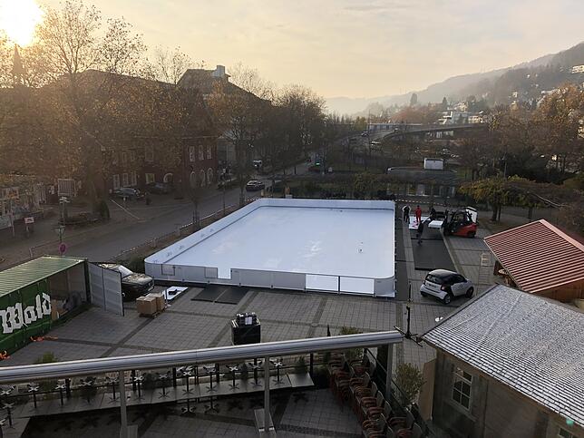 Noch flitzen keine Schlittschuhläufer über die Eisbahn, denn die Anlage auf dem Waldshuter Viehmarktplatz befindet noch im Aufbau. Ab ...