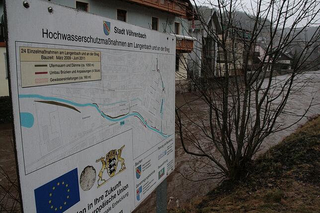 Bild 21: Wassermassen überfluten das Bregtal Anhaltende Regenfälle sorgen für Hochwasser. Bauarbeiter an neuer Rohrbacher Brücke im Einsatz