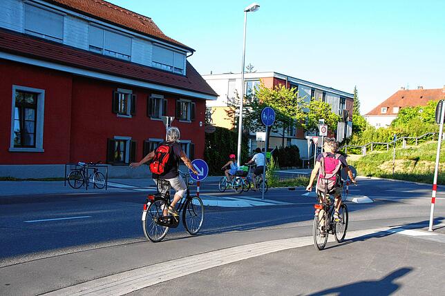 Und einmal fast im rechten Winkel abbiegen: Um die Querungshilfe an der Gottlieber Straße zu erreichen, muss der Radfahrer bremsen, was ...