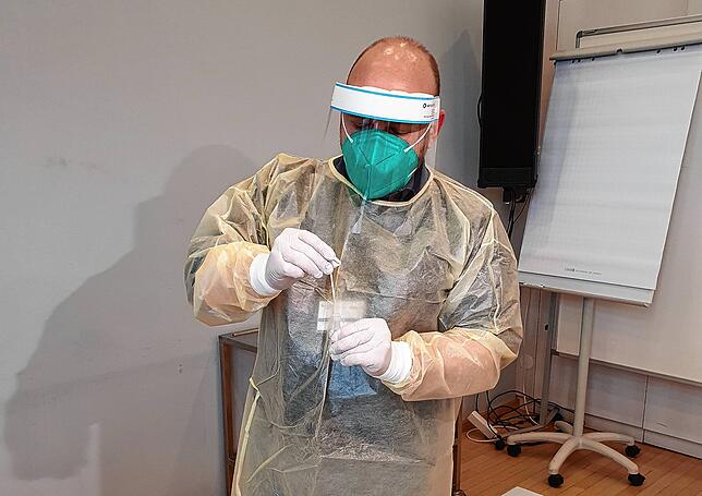 Bild 5: Lörracher Kliniken testen Mitarbeiter: So funktioniert der Corona-Schnelltest