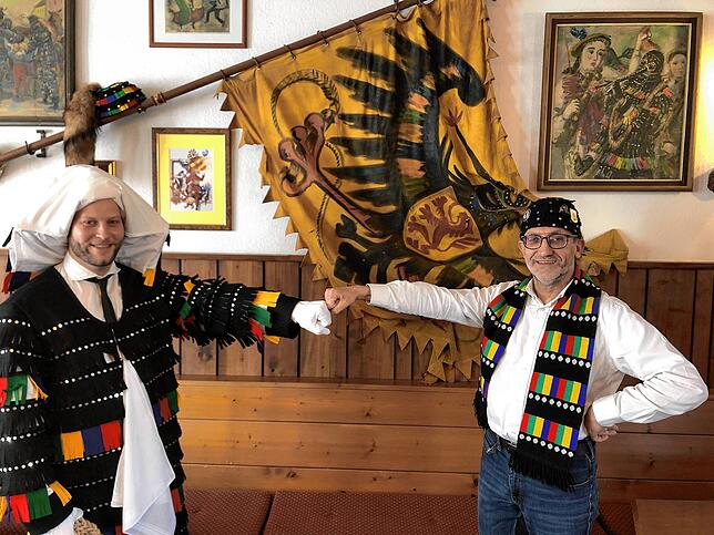 Uwe Wolfensperger heißt Hänsele Florian Schlegel (links) offiziell in der Hänselezunft willkommen. Das Bild entstand im Januar.