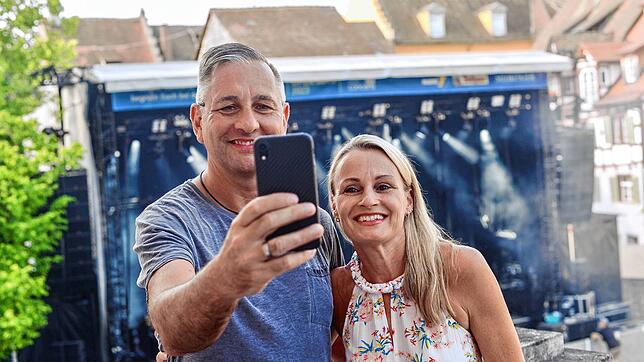 Jürgen und Sandra Hugger nutzen den Schritt auf den Schlossbalkon für ein besonderes Erinnerungsfoto.