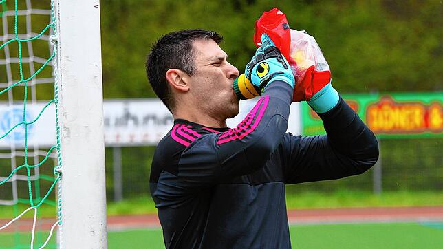 Wieder im Waldstadion: Diego Cambero – hier im Trikot des FC Erzingen – wird beim SV 08 Laufenburg den Torwarttrainer Raffaele Cella ...