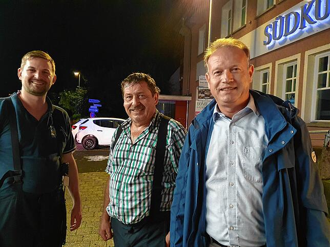 OB Jan Zeitler (rechts) verschaffte sich einen Überblick von den Einsätzen, hier vor der SÜDKURIER-Redaktion am Parkhaus Post, dessen ...
