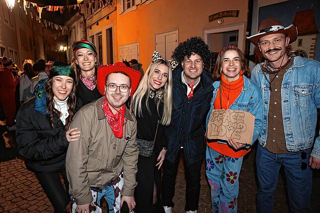 Bild 17: Konstanzer Straßenfasnacht 2025: Am Fasnachtssamstag werden Besenwirtschaften gestürmt