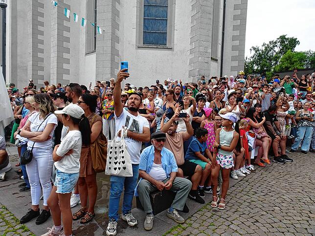 Bild 21: Auf dem Adenauerplatz in Friedrichshafen verteilt der Seehas seinen Hasenklee