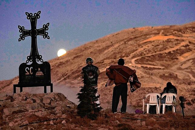 Menschen beobachten den Mond während der totalen Mondfinsternis über dem Dorf Kfardebian, nordöstlich vom libanesischen Beirut.