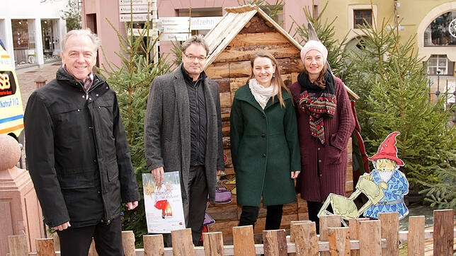 Engen soll Weihnachtsstadt werden. Dafür sorgen mit der Aktion &bdquo;Sternstunden im Advent&ldquo; (von links) Bürgermeister Johannes ...