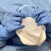 Intensivstation, Covid-19, Corona-Patienten, Desinfektion, Schutzmaßnahmen, Schutzkleidung, Schutzmaske, Schutzhandschuhe, ...