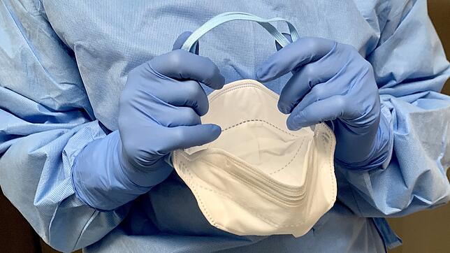 Intensivstation, Covid-19, Corona-Patienten, Desinfektion, Schutzmaßnahmen, Schutzkleidung, Schutzmaske, Schutzhandschuhe, ...