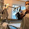 Die Gesundheits- und Krankenpflegerin Laura Scapin bei ihrer Arbeit auf der Corona-Station des Schwarzwald-Baar-Klinikums in Donaueschingen.