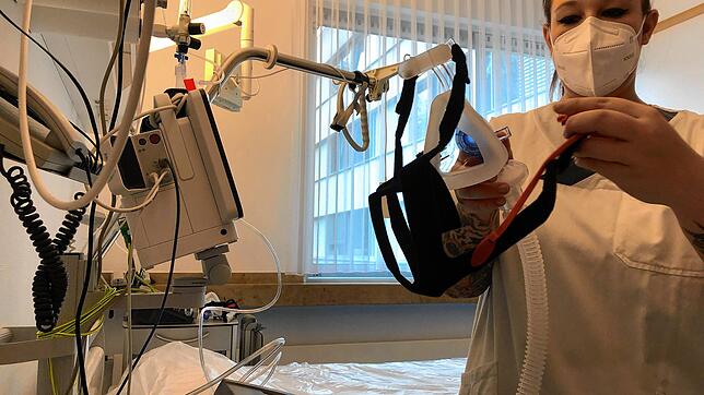 Die Gesundheits- und Krankenpflegerin Laura Scapin bei ihrer Arbeit auf der Corona-Station des Schwarzwald-Baar-Klinikums in Donaueschingen.