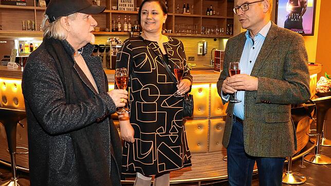 Regisseur Pepe Danquart (links) bei der Vorstellung seines neuen Dokumentarfilms in Singen. Mit ihm sprechen Theaterleiterin Diane Hegyi ...