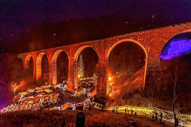 Unter einem 40 Meter hohen Eisenbahn-Viadukt schlagen über 40 Aussteller auf, um an den vier Wochenenden zwischen 24. November und 17. ...
