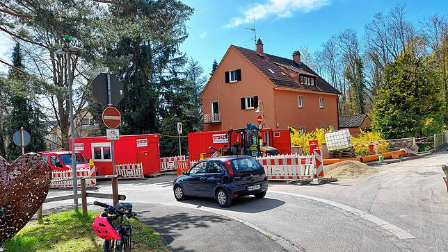 Viele Autofahrer ignorieren die Durchfahrt-verboten-Schilder und biegen entgegen der Einbahnstraße von der Eichhornstraße nach links in ...