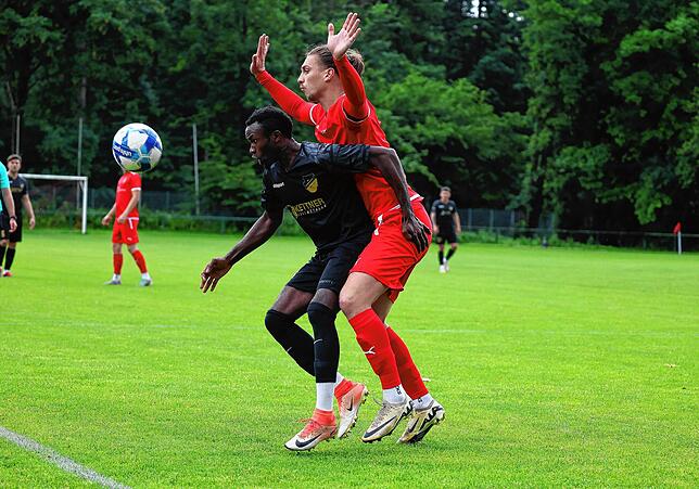 Bild 16: FC Pfaffenweiler feiert nach 2:1-Erfolg Relegationsplatz. Wir waren mit der Kamera dabei.