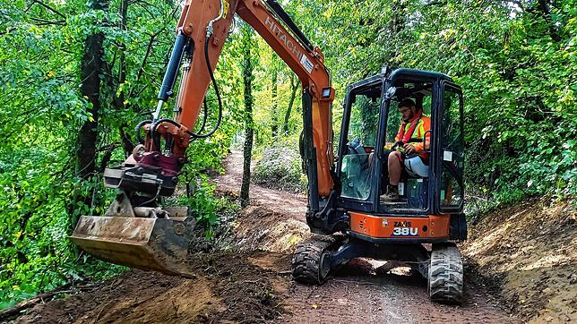 Nur kleindimensionierte Maschinen wie dieser Bagger können eingesetzt werden. Er wurde per Kran über die Bahnlinie zur Baustelle gehoben.