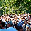 Die Fahrradbrücke war beim Flohmarkt 2018 kaum wiederzuerkennen, sie war von jungen Standbetreibern und Flohmarktbesuchern dicht bevölkert.