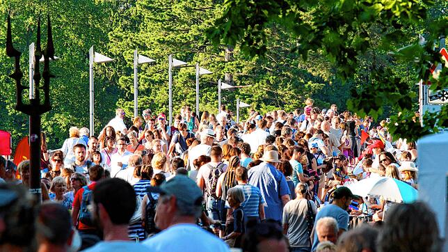 Die Fahrradbrücke war beim Flohmarkt 2018 kaum wiederzuerkennen, sie war von jungen Standbetreibern und Flohmarktbesuchern dicht bevölkert.