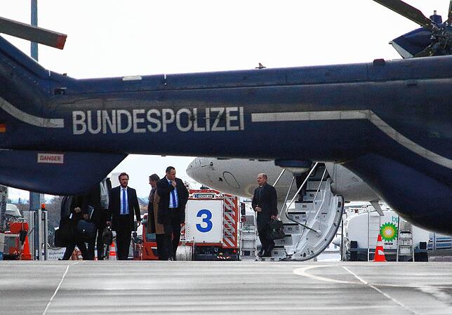 Bundeskanzler Olaf Scholz steigt in Friedrichshafen aus der Regierungsmaschine aus und fliegt wenige Minuten später mit dem Hubschrauber ...
