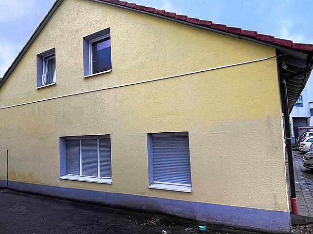 Von außen ist nichts zu erkennen, dass in dem Gebäude ein Massagesalon betrieben wurde. Das könnte durchaus so gewollt sein, um im ...