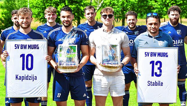 Abschied beim SV Blau-Weiß Murg: Die Trainer Alija Kapidzija und Giuseppe Stabile verlassen den Verein. Cihangir Uyar (Zweiter von ...