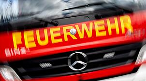 Die Feuerwehr rückt am Morgen mit zahlreichen Kräften aus. (Symbolbild)