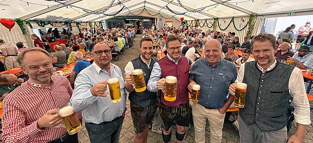 Zum offiziellen Fassanstich und einem Krug Freibier der Gemeinde war am Sonntag um die Mittagszeit viel politische Prominenz im Owinger ...