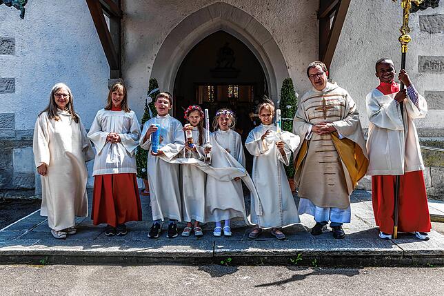 Kirchengemeinde Wollmatingen-Allensbach: Pastoralreferentin Elisabeth Gnan (von links), Veronika Bulla, die Erstkommunionkinder Mathis ...