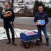 Verteilungsaktion statt Bürgerversammlung in Breitenfeld: Ortsvorsteher Jürgen Bacher (links) und Ortschaftsrat Alexander Maier am ...