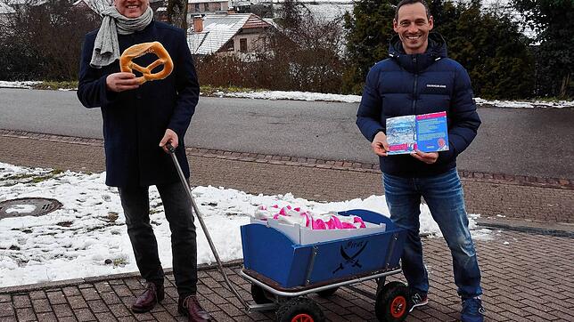 Verteilungsaktion statt Bürgerversammlung in Breitenfeld: Ortsvorsteher Jürgen Bacher (links) und Ortschaftsrat Alexander Maier am ...