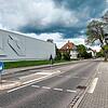 Autos nähern sich aus der Innenstadt kommend der Fußgängerampel in der Friedrich-Ebert-Straße. Die Ampel signalisiert Autofahrern noch ...