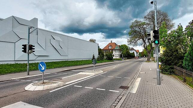 Autos nähern sich aus der Innenstadt kommend der Fußgängerampel in der Friedrich-Ebert-Straße. Die Ampel signalisiert Autofahrern noch ...