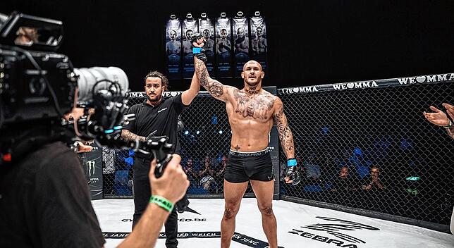 Der MMA Kämpfer Christian Fischer setzte sich in der Porsche Arena Stuttgart von 4000 begeisterten Zuschauer gegen seinen Kontrahenten ...