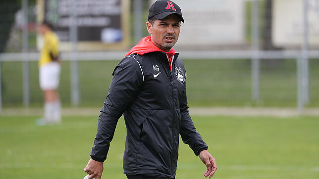 Eine bittere Niederlage musste der Türk. SV Singen mit Trainer Ali Günes hinnehmen.