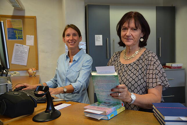 Das Büchereiteam hilft bei Fragen weiter, wie Judith Layec (links) und Claudia Reichle.