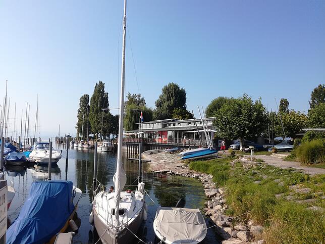 Wer den Blick vom Yachthafen in Richtung Landesteg schweifen lässt, fühlt sich ein bisschen wie im Urlaub.