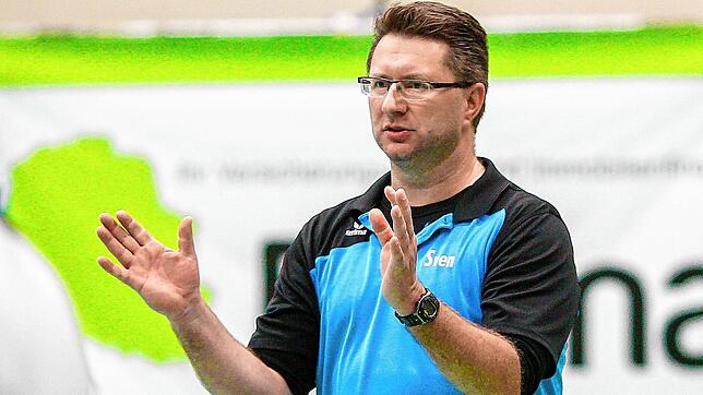 Nichts zu machen: Trainer Sven Johansson und seine Villinger Volleyballerinnen haben am Wochenende Zwangspause. Bild: Joachim Klein