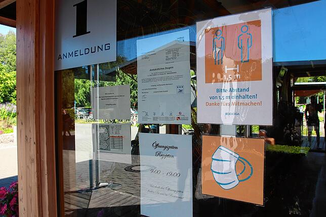Bereits bei der Anmeldung werden die Touristen über die geltenden Regeln informiert. Das Wichtigste: Mund-Nasen-Schutz und 1,5 Meter ...