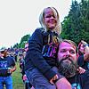 Wenn der Vater mit der Tochter auf den Metalacker geht, ist ein Logenplatz für die junge Dame auf den Schultern von Papa Ehrensache.