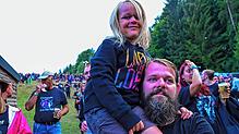 Wenn der Vater mit der Tochter auf den Metalacker geht, ist ein Logenplatz für die junge Dame auf den Schultern von Papa Ehrensache.
