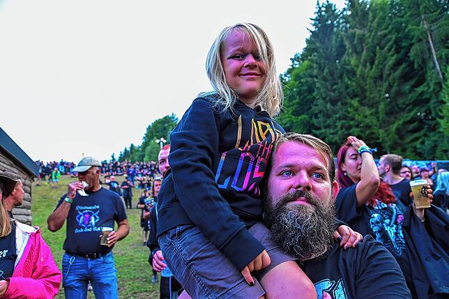 Wenn der Vater mit der Tochter auf den Metalacker geht, ist ein Logenplatz für die junge Dame auf den Schultern von Papa Ehrensache.