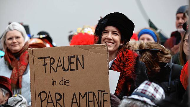 Bild 36: Schmotziger Dunschtig: Jakobiner zerren CDU-Mann Andreas Jung vor ihr Tribunal