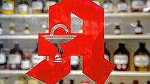 Das bekannte Logo an der Tür einer Apotheke (Symbolbild). In zahlreichen kleinen Gemeinden sind die Türen der örtlichen Apotheke ...