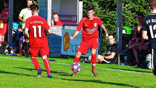 Pechvogel: Moritz Pfleghaar (Mitte) vom FC Schlüchttal stürzte bei einem Zweikampf in der Partie beim SV Jestetten so unglücklich, dass ...