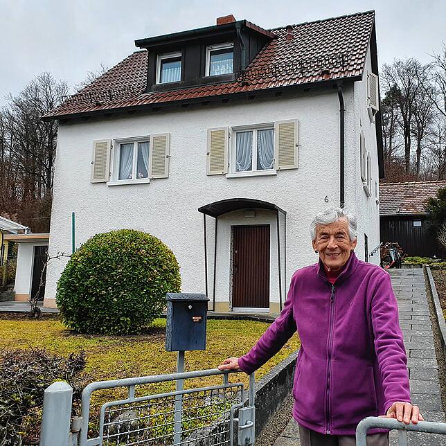 Brunhilde Springmann, die in dem Haus seit 1953 lebt und das sich noch (fast) Im Originalzustand zeigt.