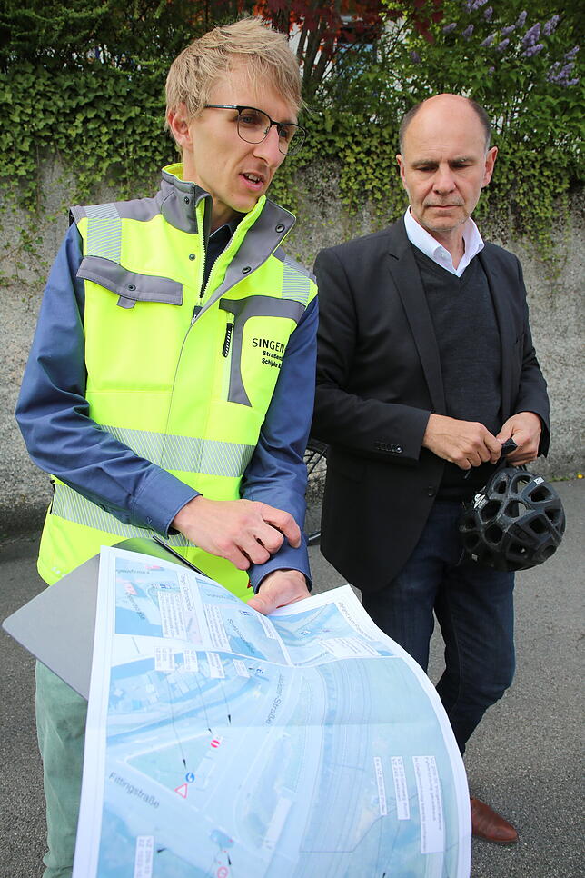 Marc Schipke und OB Bernd Häusler zeigen die Änderungen auf dem Plan.