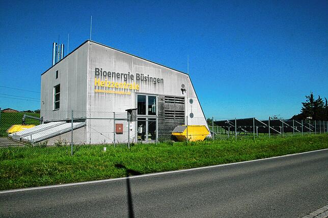 Die Heizzentrale sorgt für Energie im Büsinger Wärmenetz, wenn gerade mal nicht genügend Sonne scheint, um das Solarthermiefeld zu ...